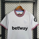 Camisa West Ham Away II 2023/24 Umbro Torcedor Masculina - modelo branco, uniforme de visitante dos Hammers, escudo em destaque e design moderno assinado pela Umbro.