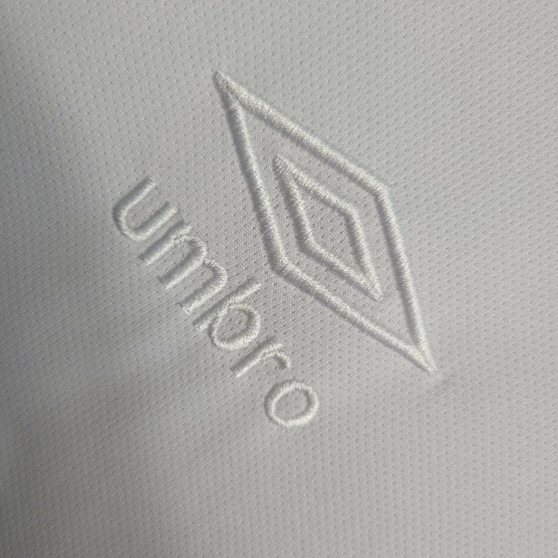 Camisa West Ham Away II 2023/24 Umbro Torcedor Masculina - modelo branco, uniforme de visitante dos Hammers, escudo em destaque e design moderno assinado pela Umbro.
