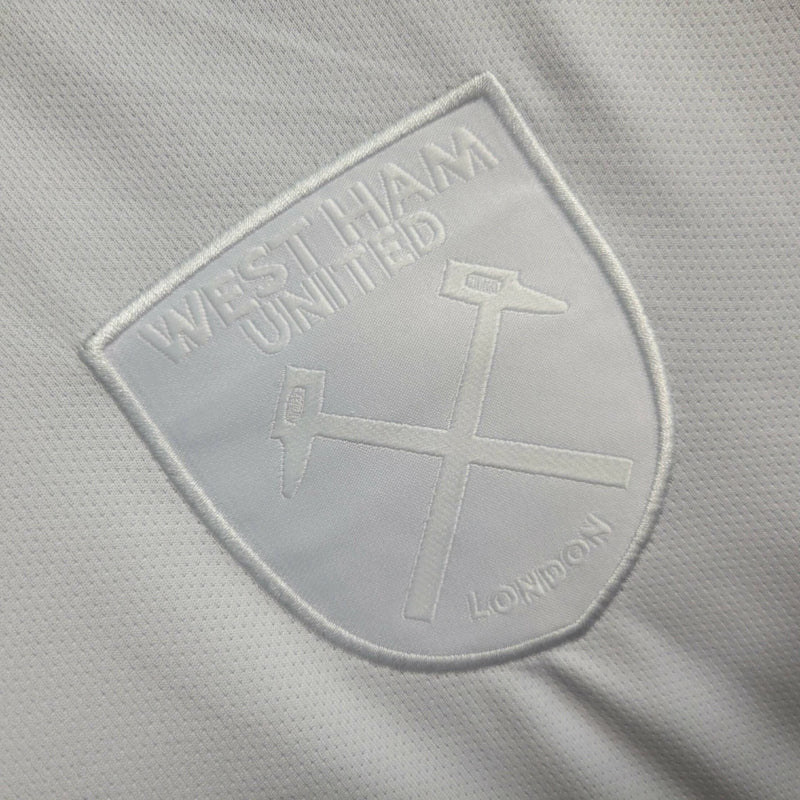 Camisa West Ham Away II 2023/24 Umbro Torcedor Masculina - modelo branco, uniforme de visitante dos Hammers, escudo em destaque e design moderno assinado pela Umbro.