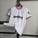 Camisa West Ham Away II 2023/24 Umbro Torcedor Masculina - modelo branco, uniforme de visitante dos Hammers, escudo em destaque e design moderno assinado pela Umbro.