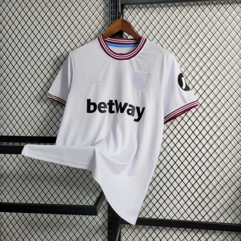 Camisa West Ham Away II 2023/24 Umbro Torcedor Masculina - modelo branco, uniforme de visitante dos Hammers, escudo em destaque e design moderno assinado pela Umbro.