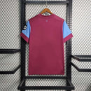 Camisa West Ham Home I 2023/24 Umbro Torcedor Masculina - modelo vinho, uniforme principal dos Hammers, escudo em destaque e design clássico assinado pela Umbro.