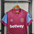 Camisa West Ham Home I 2023/24 Umbro Torcedor Masculina - modelo vinho, uniforme principal dos Hammers, escudo em destaque e design clássico assinado pela Umbro.