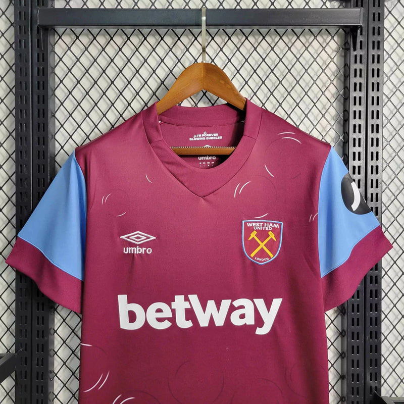 Camisa West Ham Home I 2023/24 Umbro Torcedor Masculina - modelo vinho, uniforme principal dos Hammers, escudo em destaque e design clássico assinado pela Umbro.