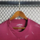 Camisa West Ham Home I 2023/24 Umbro Torcedor Masculina - modelo vinho, uniforme principal dos Hammers, escudo em destaque e design clássico assinado pela Umbro.