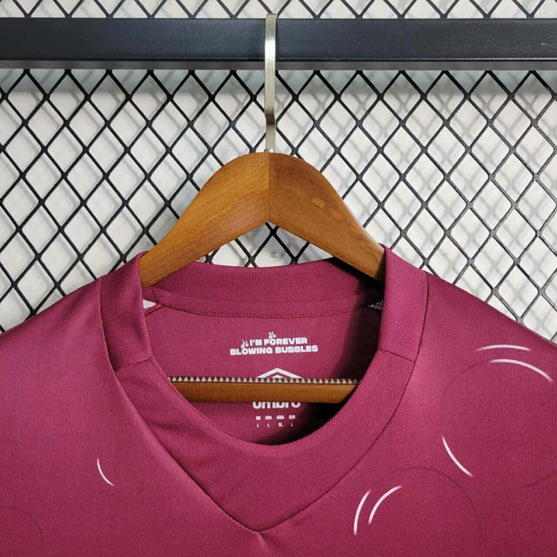 Camisa West Ham Home I 2023/24 Umbro Torcedor Masculina - modelo vinho, uniforme principal dos Hammers, escudo em destaque e design clássico assinado pela Umbro.