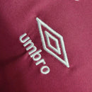 Camisa West Ham Home I 2023/24 Umbro Torcedor Masculina - modelo vinho, uniforme principal dos Hammers, escudo em destaque e design clássico assinado pela Umbro.