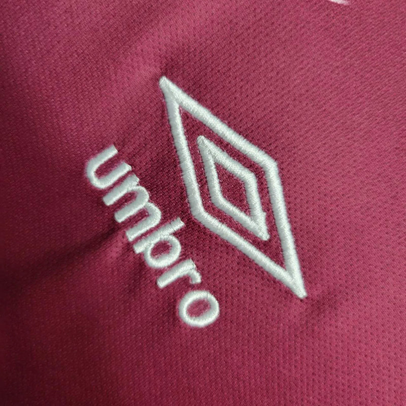 Camisa West Ham Home I 2023/24 Umbro Torcedor Masculina - modelo vinho, uniforme principal dos Hammers, escudo em destaque e design clássico assinado pela Umbro.