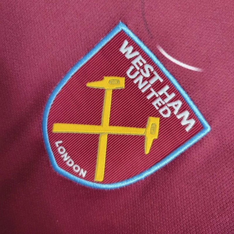 Camisa West Ham Home I 2023/24 Umbro Torcedor Masculina - modelo vinho, uniforme principal dos Hammers, escudo em destaque e design clássico assinado pela Umbro.