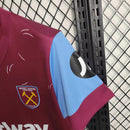 Camisa West Ham Home I 2023/24 Umbro Torcedor Masculina - modelo vinho, uniforme principal dos Hammers, escudo em destaque e design clássico assinado pela Umbro.