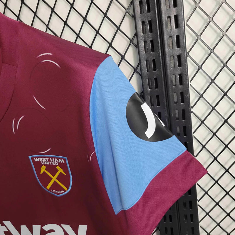 Camisa West Ham Home I 2023/24 Umbro Torcedor Masculina - modelo vinho, uniforme principal dos Hammers, escudo em destaque e design clássico assinado pela Umbro.