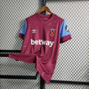 Camisa West Ham Home I 2023/24 Umbro Torcedor Masculina - modelo vinho, uniforme principal dos Hammers, escudo em destaque e design clássico assinado pela Umbro.