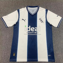 Camisa West Bromwich Albion Home I 2022/23 Puma Torcedor Masculina - modelo branco, uniforme principal do clube inglês, escudo em destaque e design clássico assinado pela Puma.