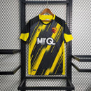 Camisa Watford Home I 2023/24 Torcedor Masculina - modelo amarelo, uniforme principal do clube inglês, escudo em destaque e design moderno para os torcedores.