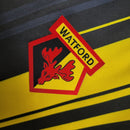 Camisa Watford Home I 2023/24 Torcedor Masculina - modelo amarelo, uniforme principal do clube inglês, escudo em destaque e design moderno para os torcedores.