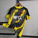 Camisa Watford Home I 2023/24 Torcedor Masculina - modelo amarelo, uniforme principal do clube inglês, escudo em destaque e design moderno para os torcedores.