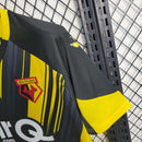 Camisa Watford Home I 2023/24 Torcedor Masculina - modelo amarelo, uniforme principal do clube inglês, escudo em destaque e design moderno para os torcedores.