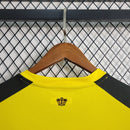 Camisa Watford Home I 2023/24 Torcedor Masculina - modelo amarelo, uniforme principal do clube inglês, escudo em destaque e design moderno para os torcedores.