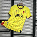 Camisa Watford Home I 2024/25 Torcedor Masculina - modelo amarelo, uniforme principal do clube inglês, escudo em destaque e design moderno para os torcedores.