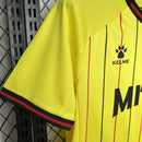 Camisa Watford Home I 2024/25 Torcedor Masculina - modelo amarelo, uniforme principal do clube inglês, escudo em destaque e design moderno para os torcedores.