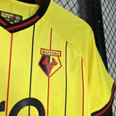 Camisa Watford Home I 2024/25 Torcedor Masculina - modelo amarelo, uniforme principal do clube inglês, escudo em destaque e design moderno para os torcedores.