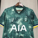 Camisa Tottenham Third III 2024/25 Nike Torcedor Masculina - modelo verde, uniforme alternativo do clube inglês, com design moderno, escudo em destaque e estilo marcante da temporada.