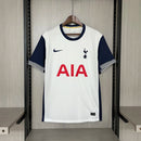 Camisa Tottenham Home I 2024/25 Nike Torcedor Masculina - modelo branco, uniforme principal do clube inglês, com design clássico, escudo em destaque e detalhes sutis que representam a identidade do time.