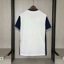 Camisa Tottenham Home I 2024/25 Nike Torcedor Masculina - modelo branco, uniforme principal do clube inglês, com design clássico, escudo em destaque e detalhes sutis que representam a identidade do time.