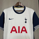 Camisa Tottenham Home I 2024/25 Nike Torcedor Masculina - modelo branco, uniforme principal do clube inglês, com design clássico, escudo em destaque e detalhes sutis que representam a identidade do time.