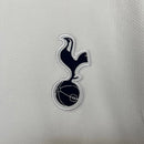 Camisa Tottenham Home I 2024/25 Nike Torcedor Masculina - modelo branco, uniforme principal do clube inglês, com design clássico, escudo em destaque e detalhes sutis que representam a identidade do time.