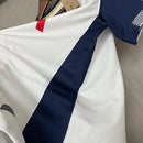 Camisa Tottenham Home I 2024/25 Nike Torcedor Masculina - modelo branco, uniforme principal do clube inglês, com design clássico, escudo em destaque e detalhes sutis que representam a identidade do time.