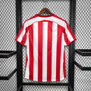 Camisa Sunderland Home I 2005/06 Retrô Masculina - modelo branco e vermelho com listras verticais, design clássico que remete à temporada histórica do clube, escudo tradicional e visual nostálgico.