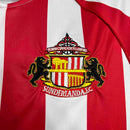 Camisa Sunderland Home I 2005/06 Retrô Masculina - modelo branco e vermelho com listras verticais, design clássico que remete à temporada histórica do clube, escudo tradicional e visual nostálgico.