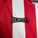 Camisa Sunderland Home I 2005/06 Retrô Masculina - modelo branco e vermelho com listras verticais, design clássico que remete à temporada histórica do clube, escudo tradicional e visual nostálgico.