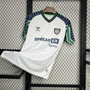 Camisa Sunderland Away II 2024/25 Torcedor Masculina - modelo branco, uniforme alternativo da temporada, com design moderno, escudo em destaque e detalhes que representam a identidade do clube.