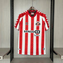 Camisa Sunderland Home I 2024/25 Torcedor Masculina - modelo branco e vermelho com listras verticais, uniforme principal da temporada, trazendo escudo em destaque e design tradicional que valoriza as cores do clube.