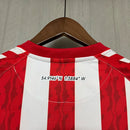 Camisa Sunderland Home I 2024/25 Torcedor Masculina - modelo branco e vermelho com listras verticais, uniforme principal da temporada, trazendo escudo em destaque e design tradicional que valoriza as cores do clube.