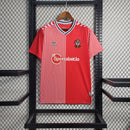 Camisa Southampton Home I 2023/24 Torcedor Masculina - modelo vermelho com detalhes brancos, uniforme principal da temporada, apresentando escudo em destaque e design clássico que reflete a tradição do clube 