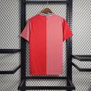 Camisa Southampton Home I 2023/24 Torcedor Masculina - modelo vermelho com detalhes brancos, uniforme principal da temporada, apresentando escudo em destaque e design clássico que reflete a tradição do clube 