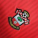 Camisa Southampton Home I 2023/24 Torcedor Masculina - modelo vermelho com detalhes brancos, uniforme principal da temporada, apresentando escudo em destaque e design clássico que reflete a tradição do clube 