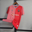 Camisa Southampton Home I 2023/24 Torcedor Masculina - modelo vermelho com detalhes brancos, uniforme principal da temporada, apresentando escudo em destaque e design clássico que reflete a tradição do clube 