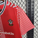 Camisa Southampton Home I 2023/24 Torcedor Masculina - modelo vermelho com detalhes brancos, uniforme principal da temporada, apresentando escudo em destaque e design clássico que reflete a tradição do clube 