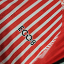 Camisa Southampton Home I 2023/24 Torcedor Masculina - modelo vermelho com detalhes brancos, uniforme principal da temporada, apresentando escudo em destaque e design clássico que reflete a tradição do clube 