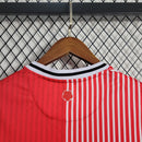 Camisa Southampton Home I 2023/24 Torcedor Masculina - modelo vermelho com detalhes brancos, uniforme principal da temporada, apresentando escudo em destaque e design clássico que reflete a tradição do clube 