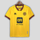 Camisa Sheffield United Third III 2023/24 Torcedor Masculina - modelo amarelo, uniforme alternativo da temporada, com escudo em destaque e design vibrante que combina tradição e estilo moderno do clube 