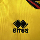 Camisa Sheffield United Third III 2023/24 Torcedor Masculina - modelo amarelo, uniforme alternativo da temporada, com escudo em destaque e design vibrante que combina tradição e estilo moderno do clube 