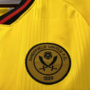 Camisa Sheffield United Third III 2023/24 Torcedor Masculina - modelo amarelo, uniforme alternativo da temporada, com escudo em destaque e design vibrante que combina tradição e estilo moderno do clube 