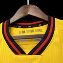 Camisa Sheffield United Third III 2023/24 Torcedor Masculina - modelo amarelo, uniforme alternativo da temporada, com escudo em destaque e design vibrante que combina tradição e estilo moderno do clube 