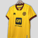 Camisa Sheffield United Third III 2023/24 Torcedor Masculina - modelo amarelo, uniforme alternativo da temporada, com escudo em destaque e design vibrante que combina tradição e estilo moderno do clube 