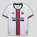 Camisa Sheffield United Away II 2023/24 Torcedor Masculina - modelo branco com detalhes em contraste, uniforme alternativo da temporada, exibindo o escudo em destaque e design clean que representa a identidade do clube.